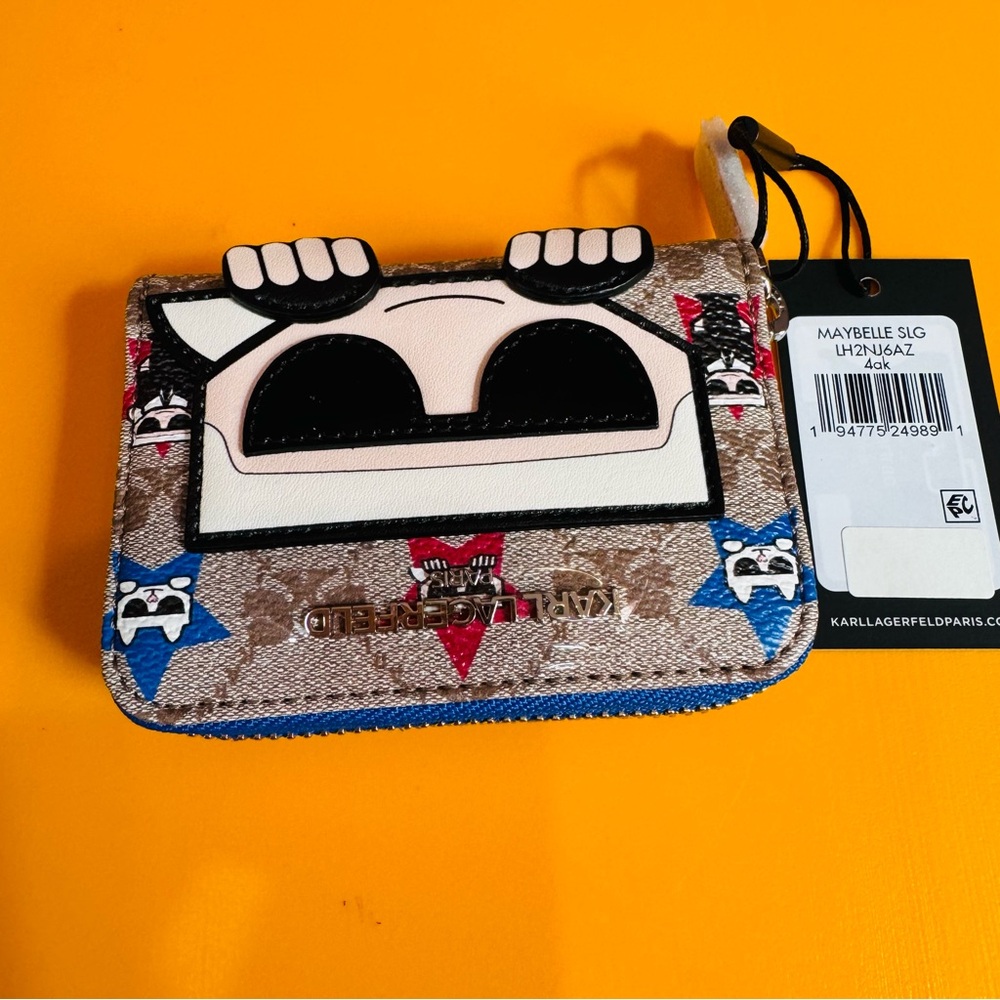 Peeking Karl LAGERFELD PARIS Logo Almond Color Wallet 11 Card Slots Coin Pocket